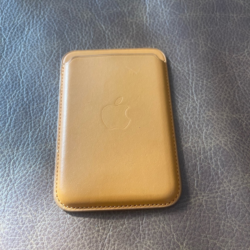 Apple iPhone Leather Wallet with MagSafe (Golden Brown)